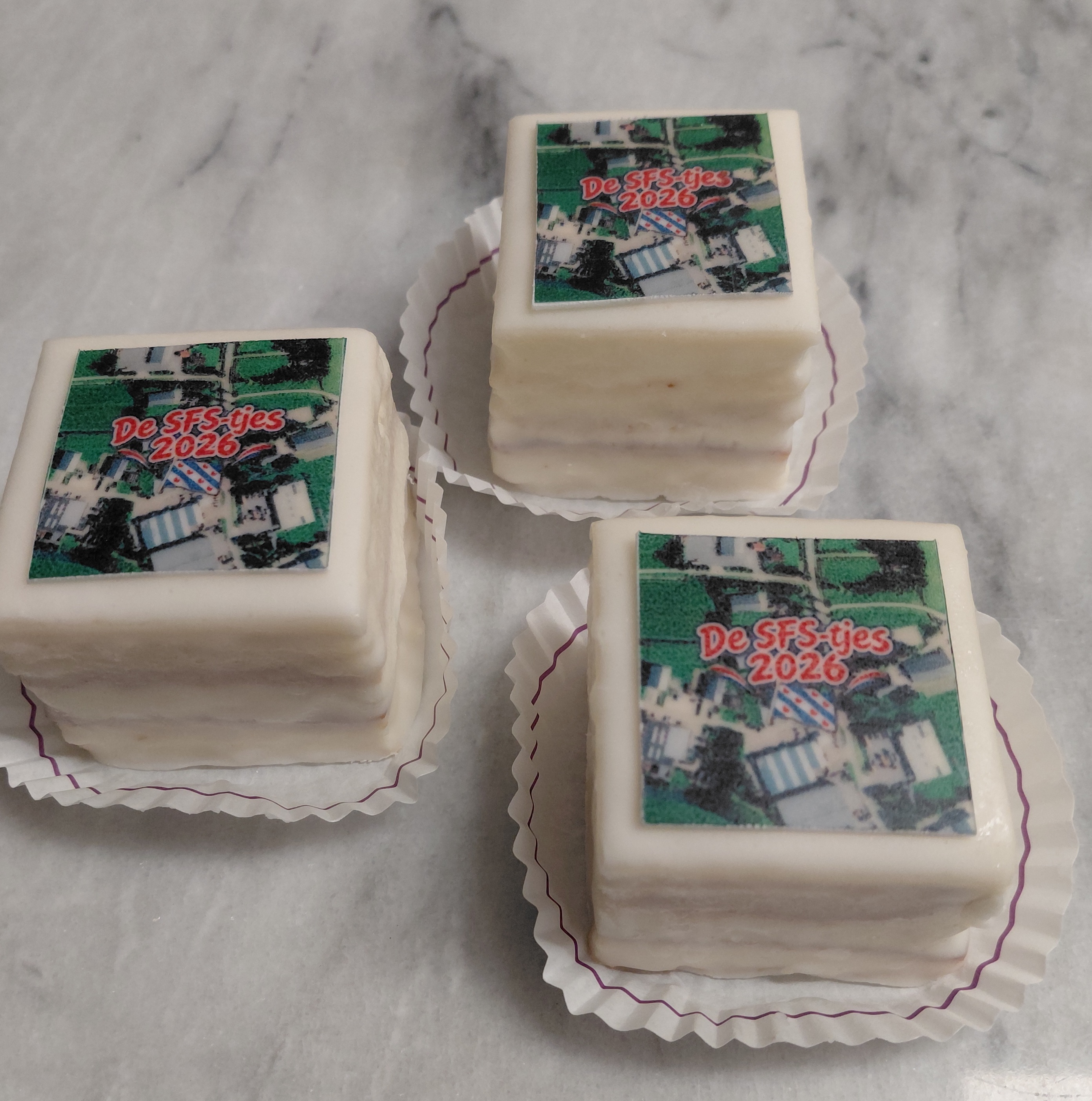 Petit fours met logo